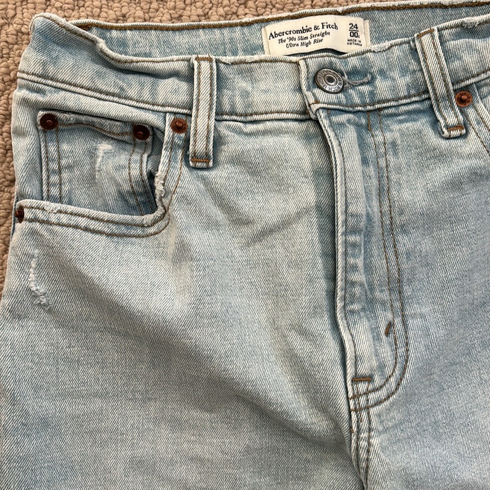 Abercrombie ‘90s Slim Straight Ultra High Rise Lightwash Jeans  24/00